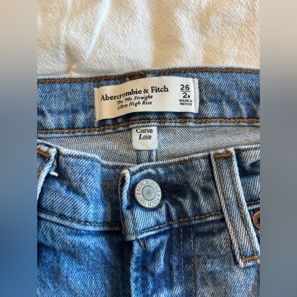 Abercrombie - Curve Love Ultra High Rise 90s Straight Jean - Picture 10 of 13